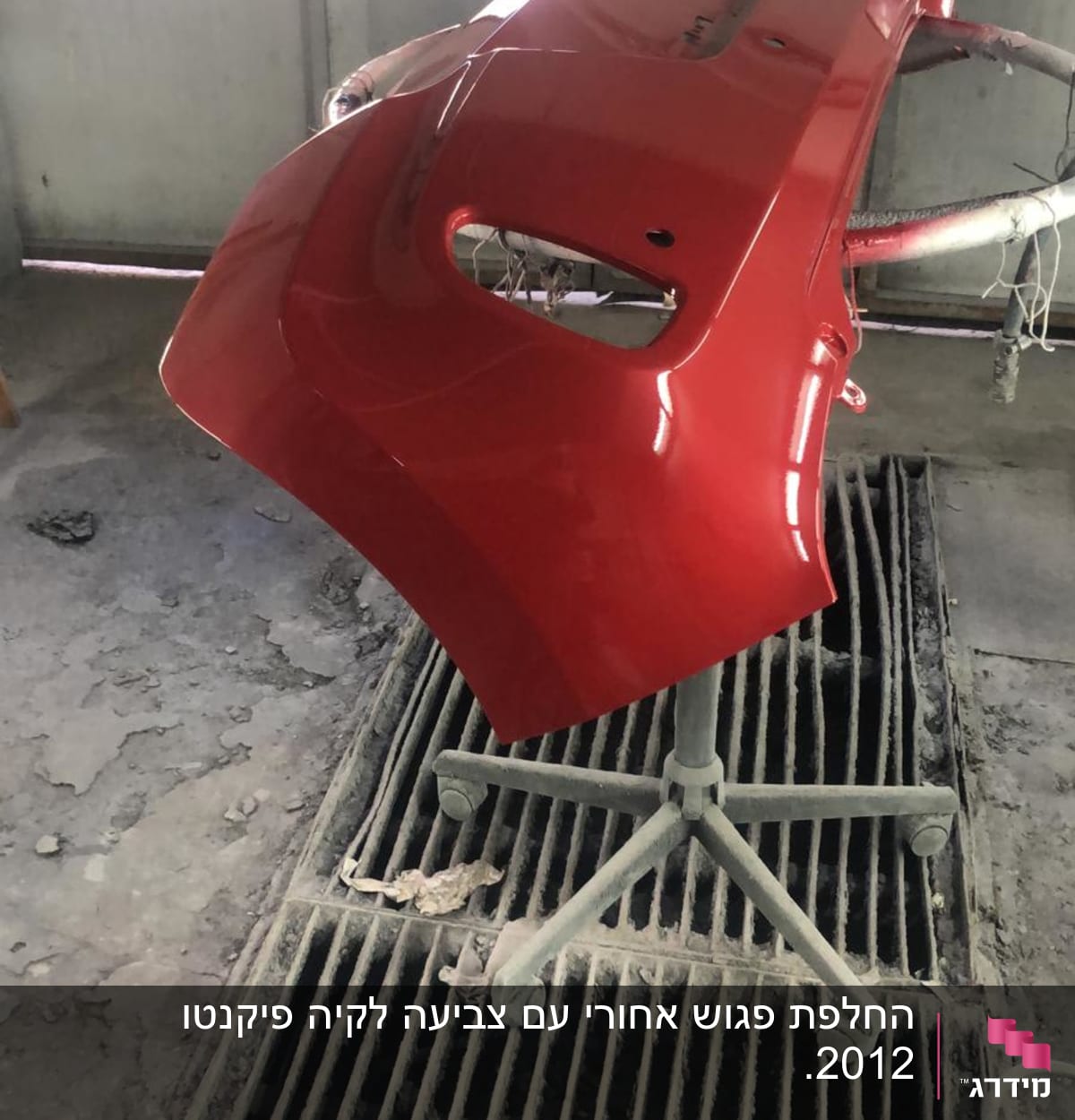 פגוש רכב אדום על מתקן עבודה בסדנה